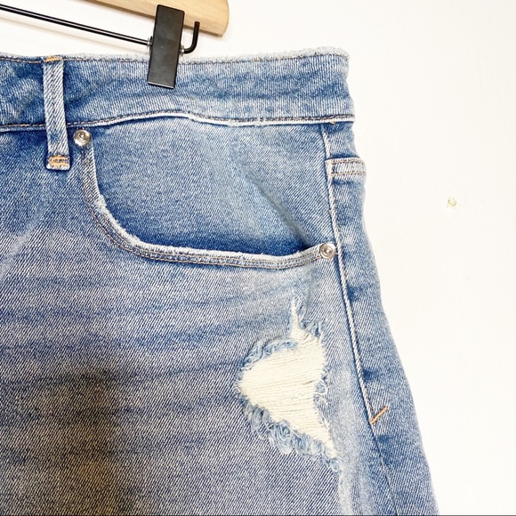 Good American | Bombshell Jean Shorts in Blue 276 - Picture 4 of 7